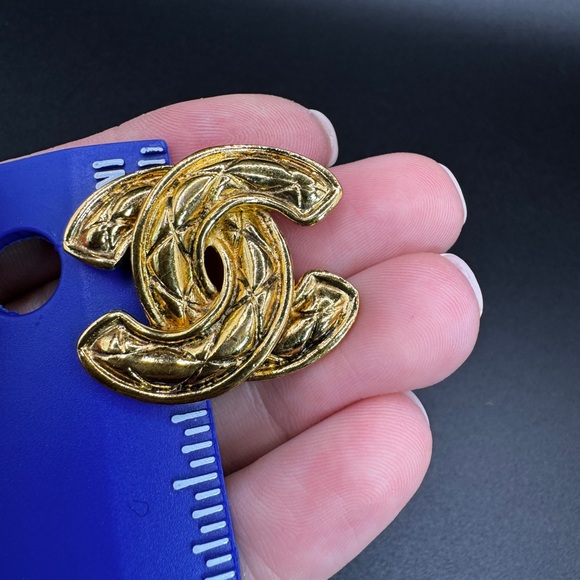 LOT 1492 24K gold plated CHANEL vintage matelasse CC JUMBO clip on earrings - Picture 11 of 15